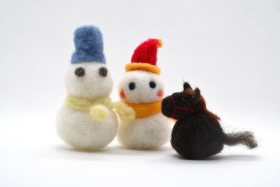 20251208_羊毛フェルトで雪だるま.jpg